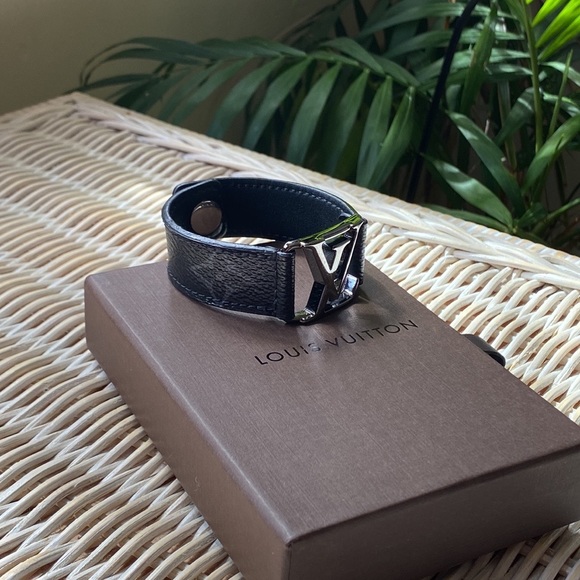 π¦ Louis Vuitton Monogram Eclipse Bracelet - Picture 3 of 14